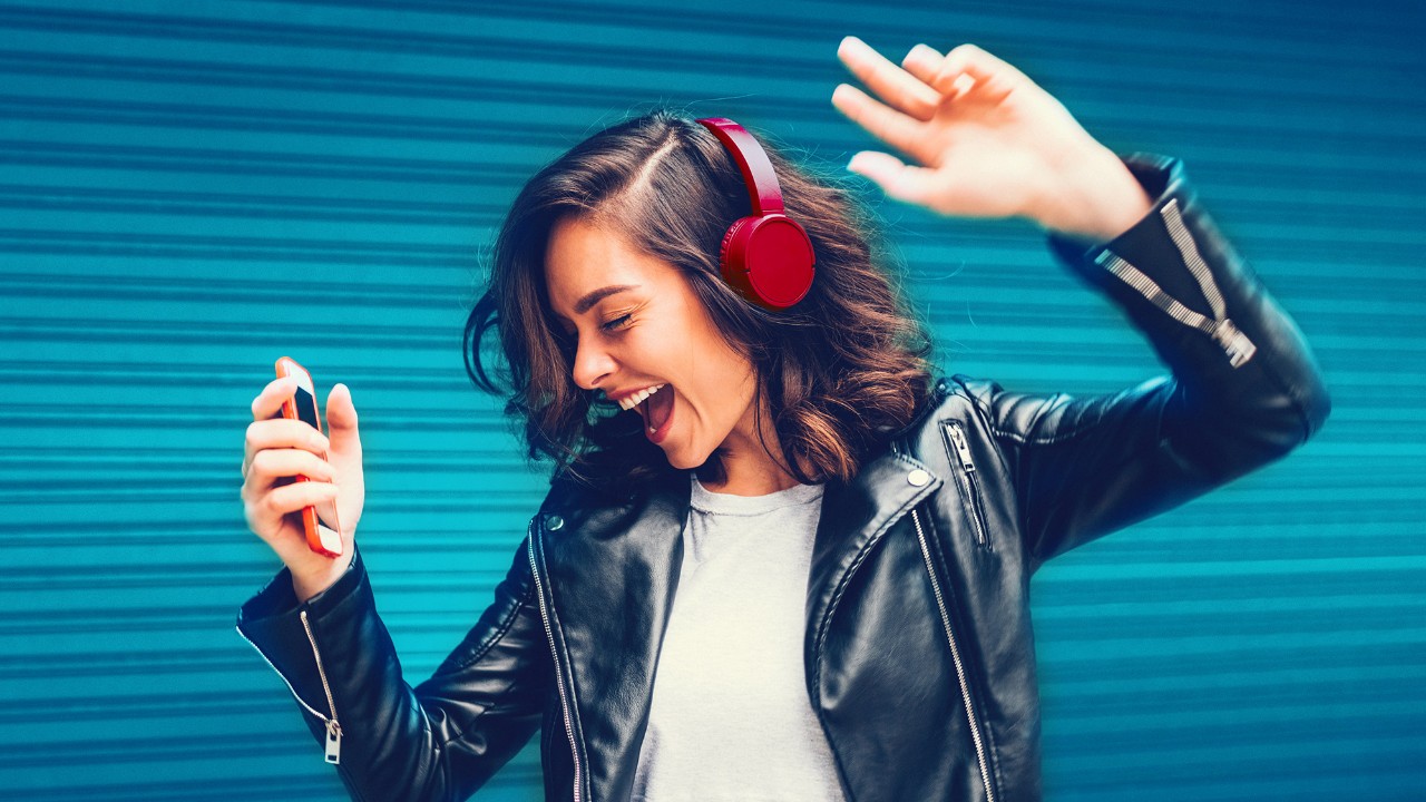 A girl wearing headphones is dancing; image used for HSBC Amanah MPower Platinum Credit Card-i page.