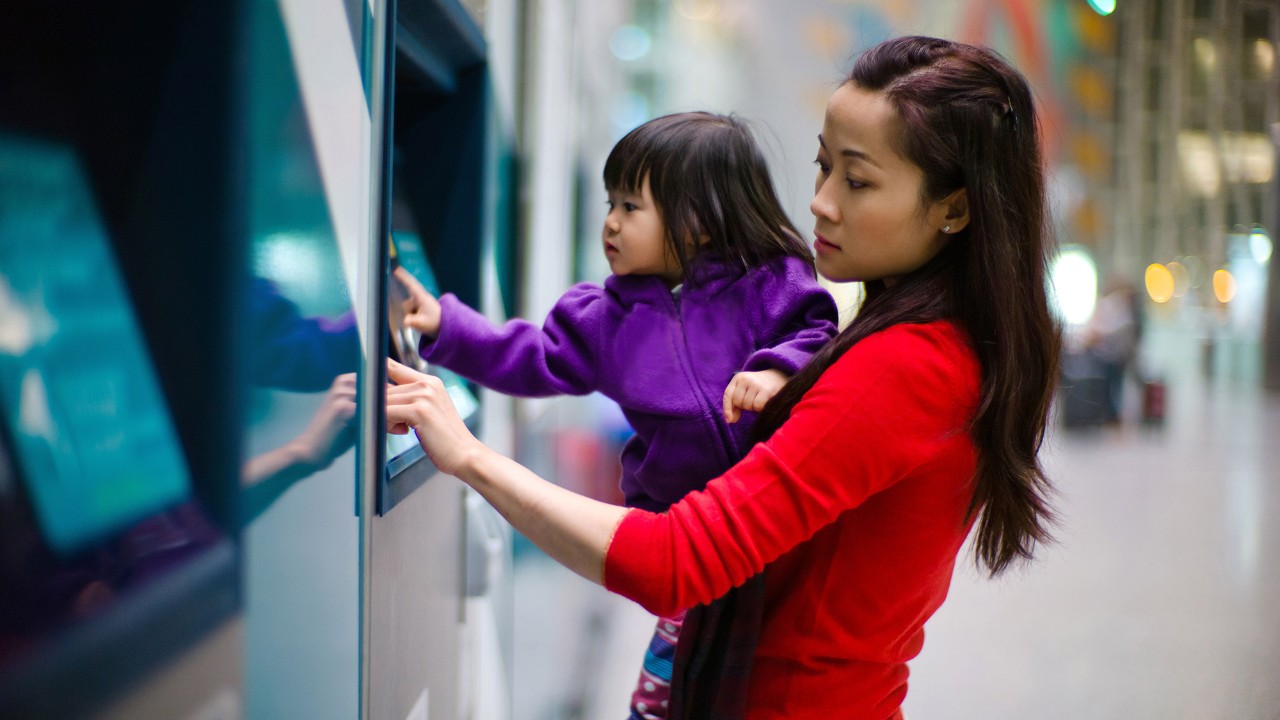 A mother and daughter at an atm; image used for HSBC Malaysia Amanah express banking