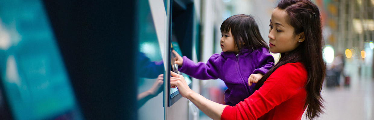 A mother and daughter at an atm; image used for HSBC Malaysia Amanah express banking