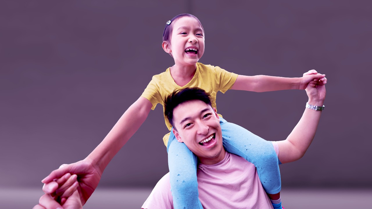A father is giving his daughter a piggyback; image used for HSBC Malaysia Amanah Everyday Global Account page.