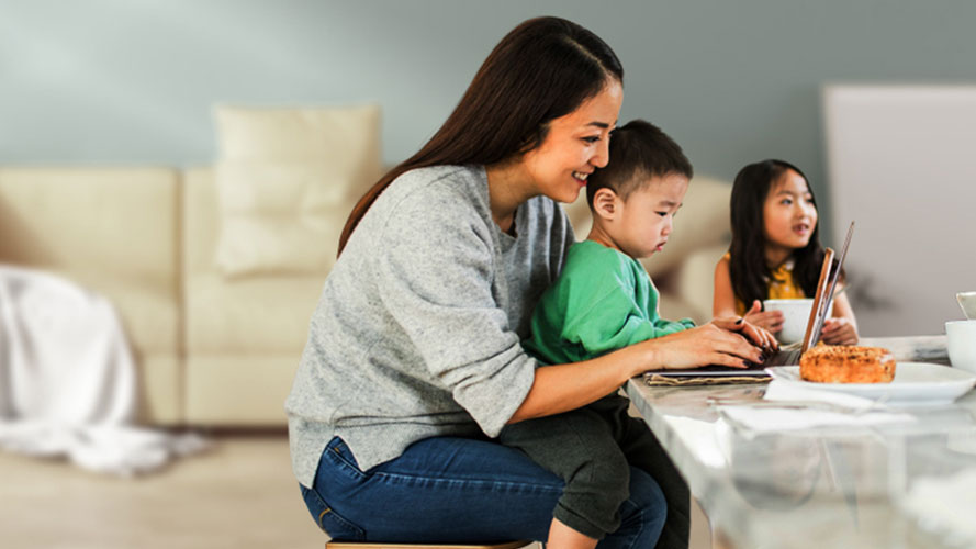 A woman is playing with a boy and a girl; image used for HSBC Malaysia Amanah Everyday Global Account page.