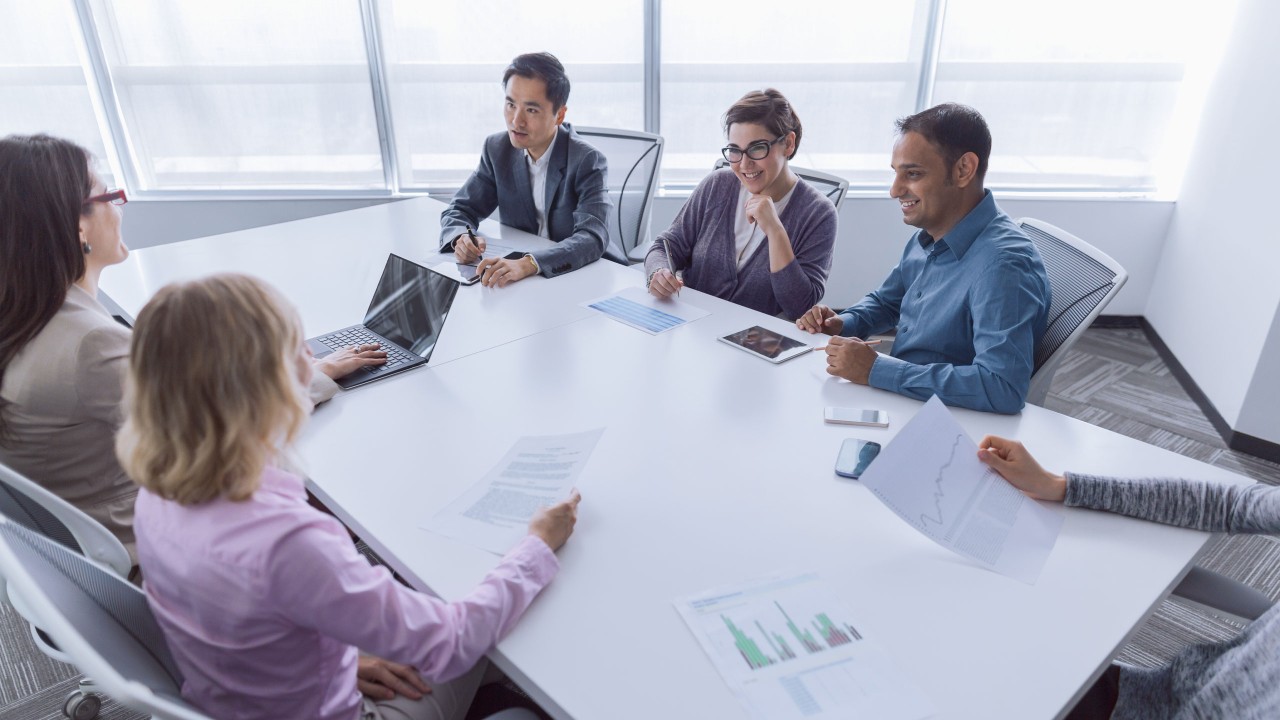 A group of 6 people are having a business discussion; image used for HSBC Amanah Fusion 'How can businesses adapt and bounce back' article page.