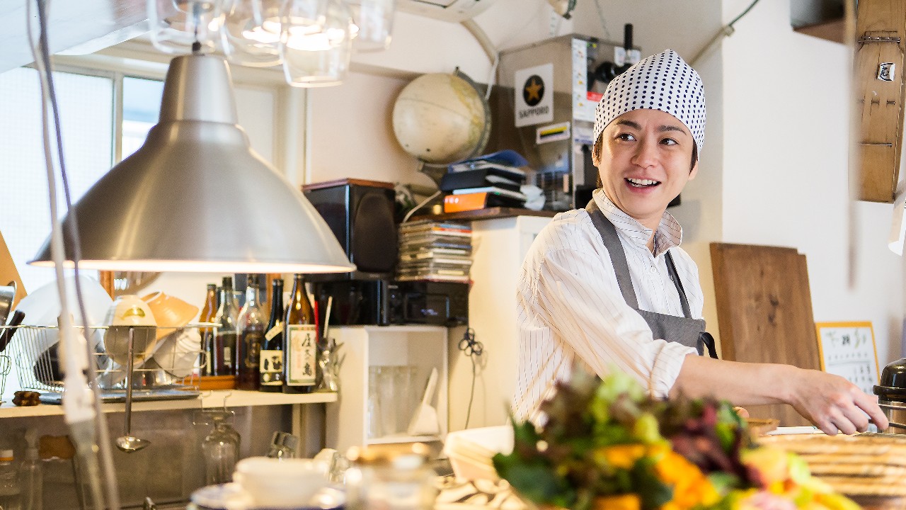 Chef is cooking in the restaurant ;image used for HSBC Amanah Fusion 'How can businesses adapt and bounce back' article page.