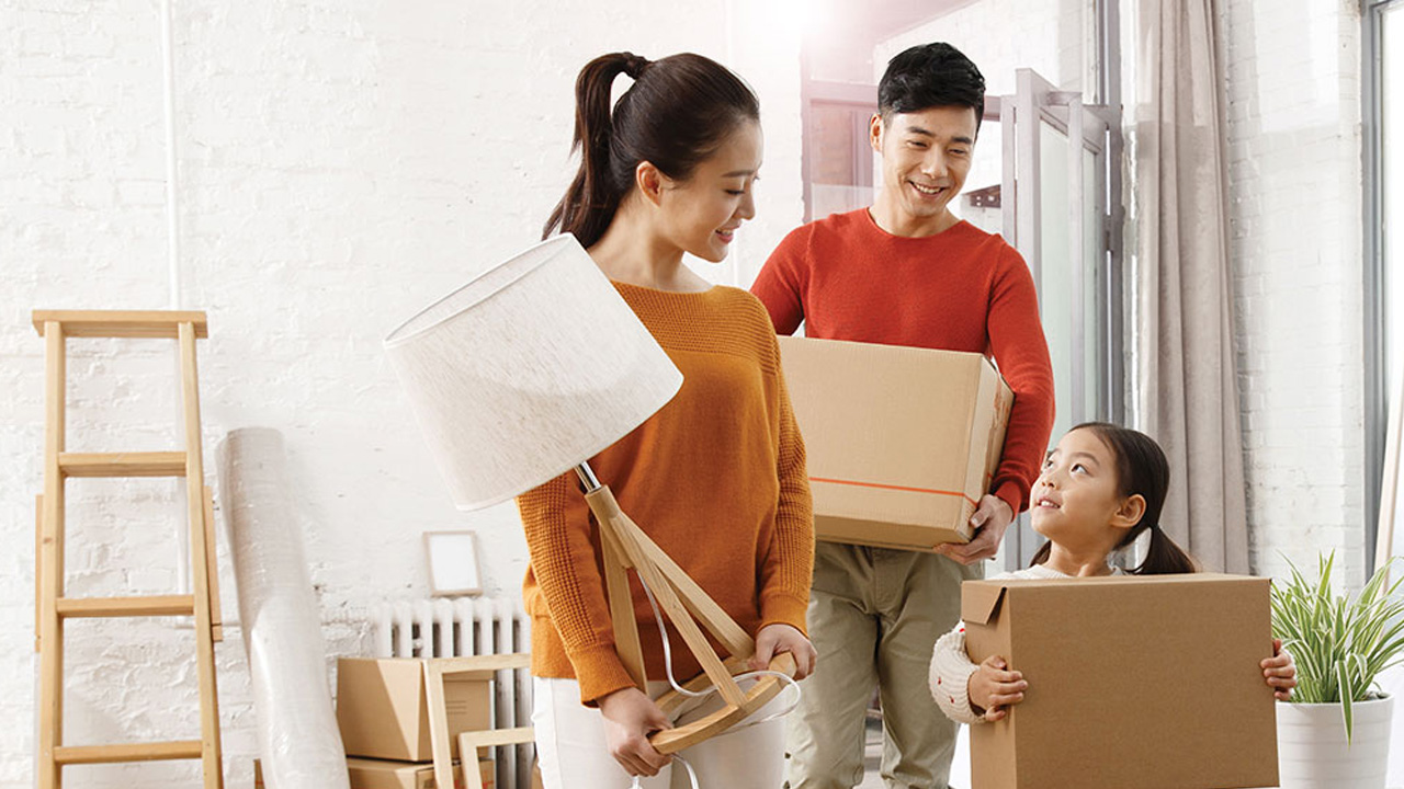 A family moving in a new house; image used for HSBC Malaysia Card instalment plan page